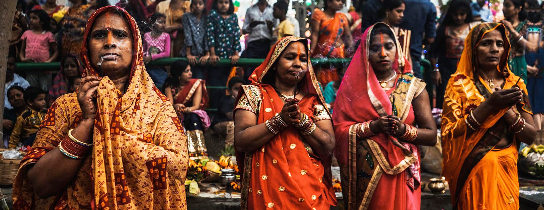 Hindu women praying
